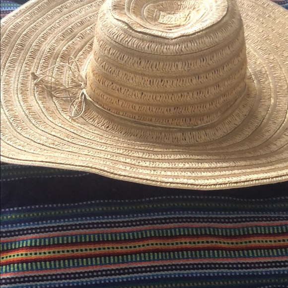 Wide Brimmed Floppy Beach Straw Hat - Picture 4 of 6